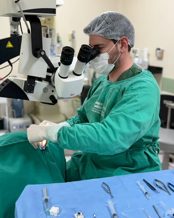 Dr. José Henrique Casemiro operando ao microscópio cirúrgico